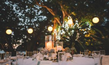 festlich gedeckter Tisch im Schlossgarten mit Kerzenlicht